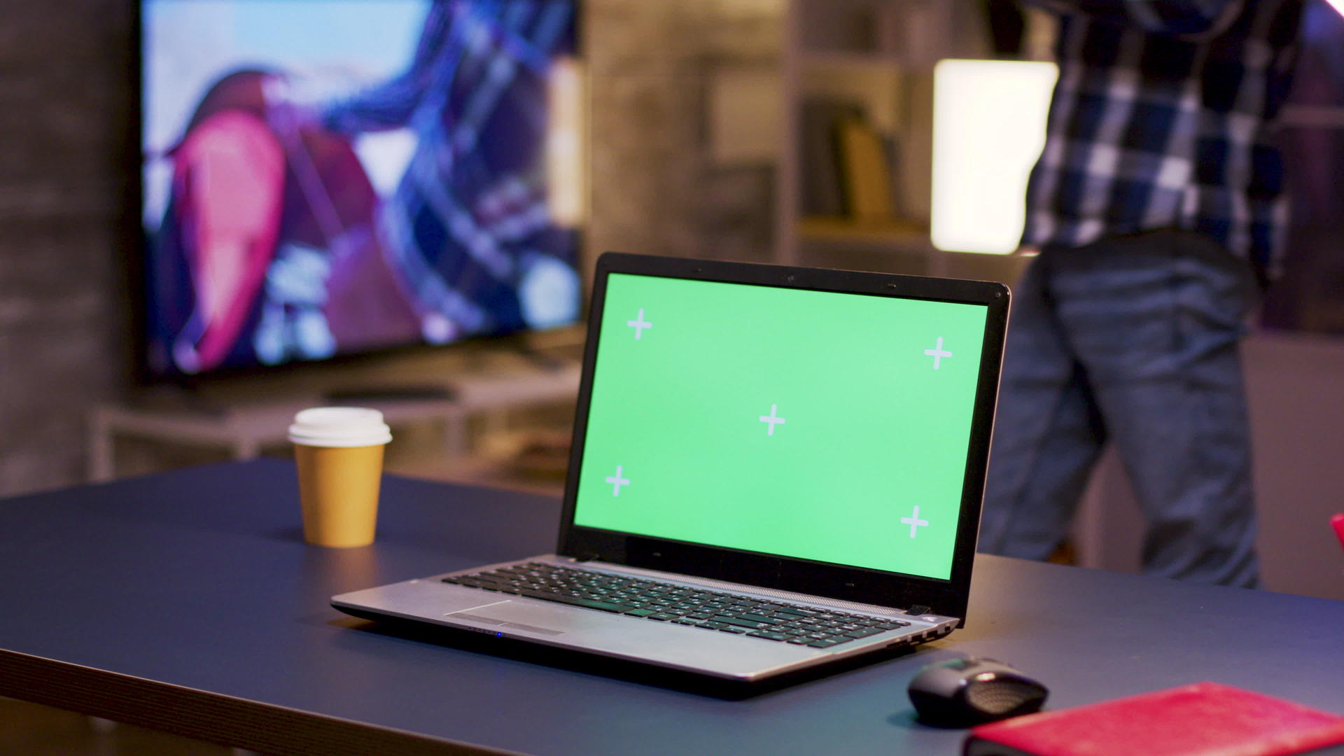 家庭办公室有绿色屏幕的台式计算机视频的预览图