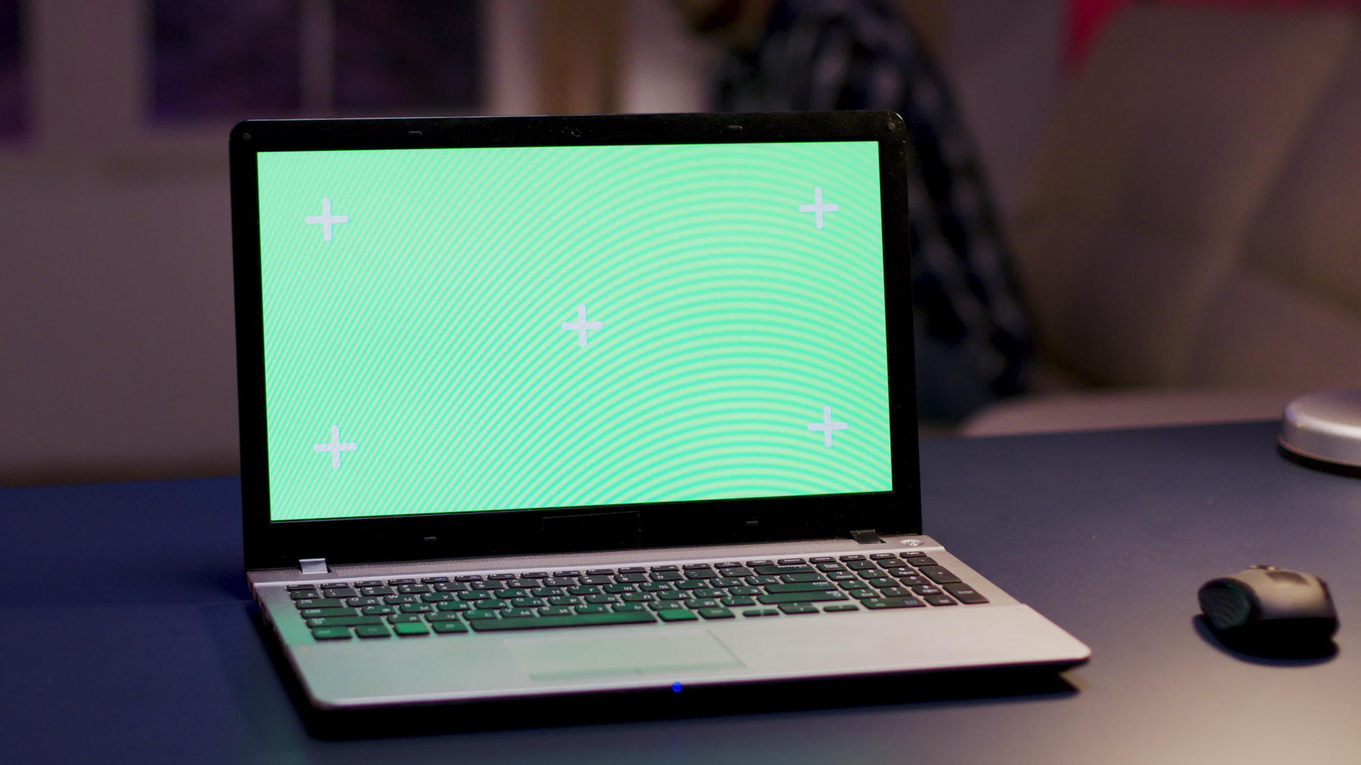 带有绿色笔记本电脑的家庭办公室的绿色屏幕视频的预览图