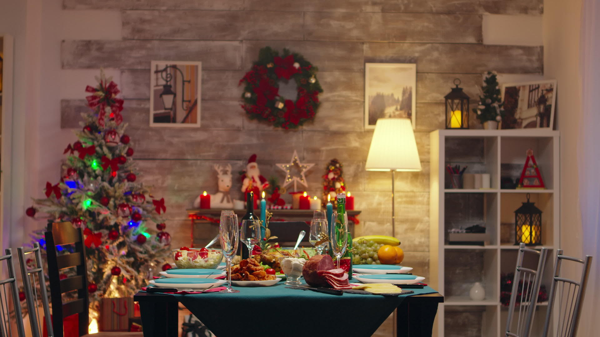 美丽的桌子装饰着圣诞节庆祝活动视频的预览图