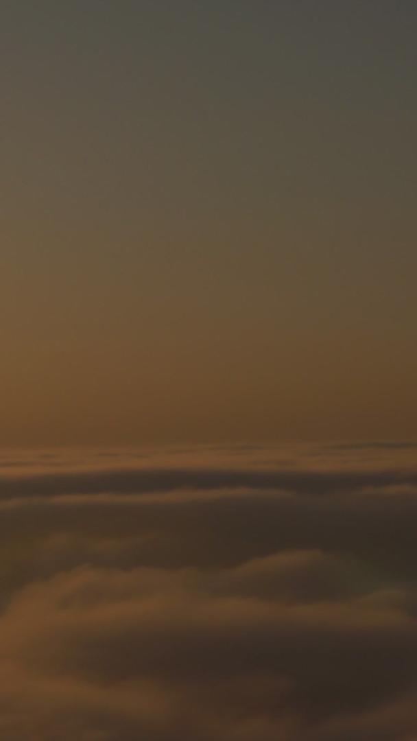 夕阳晚霞时的云海视频的预览图