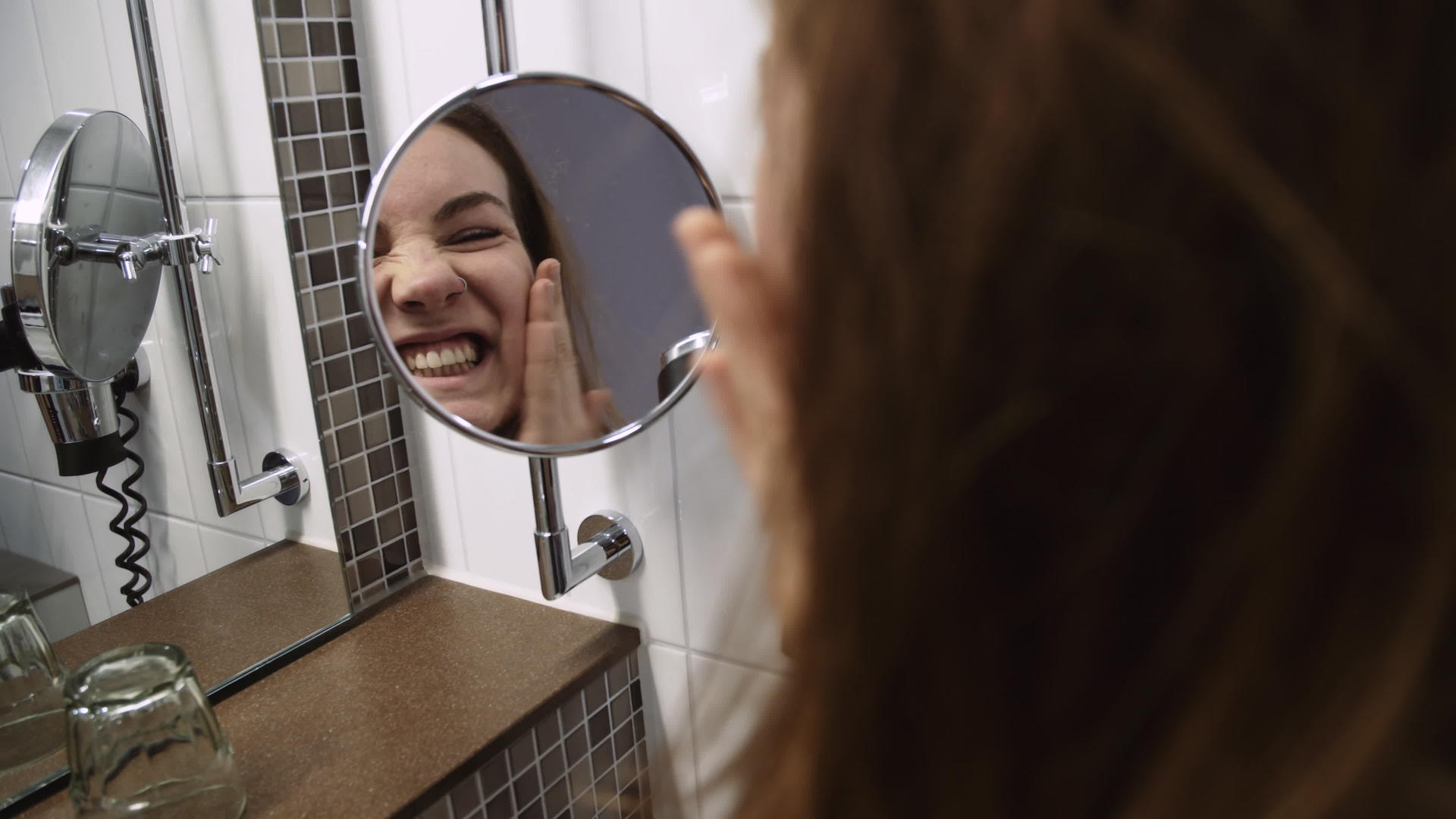 年轻女性使用放大镜检查面部视频的预览图