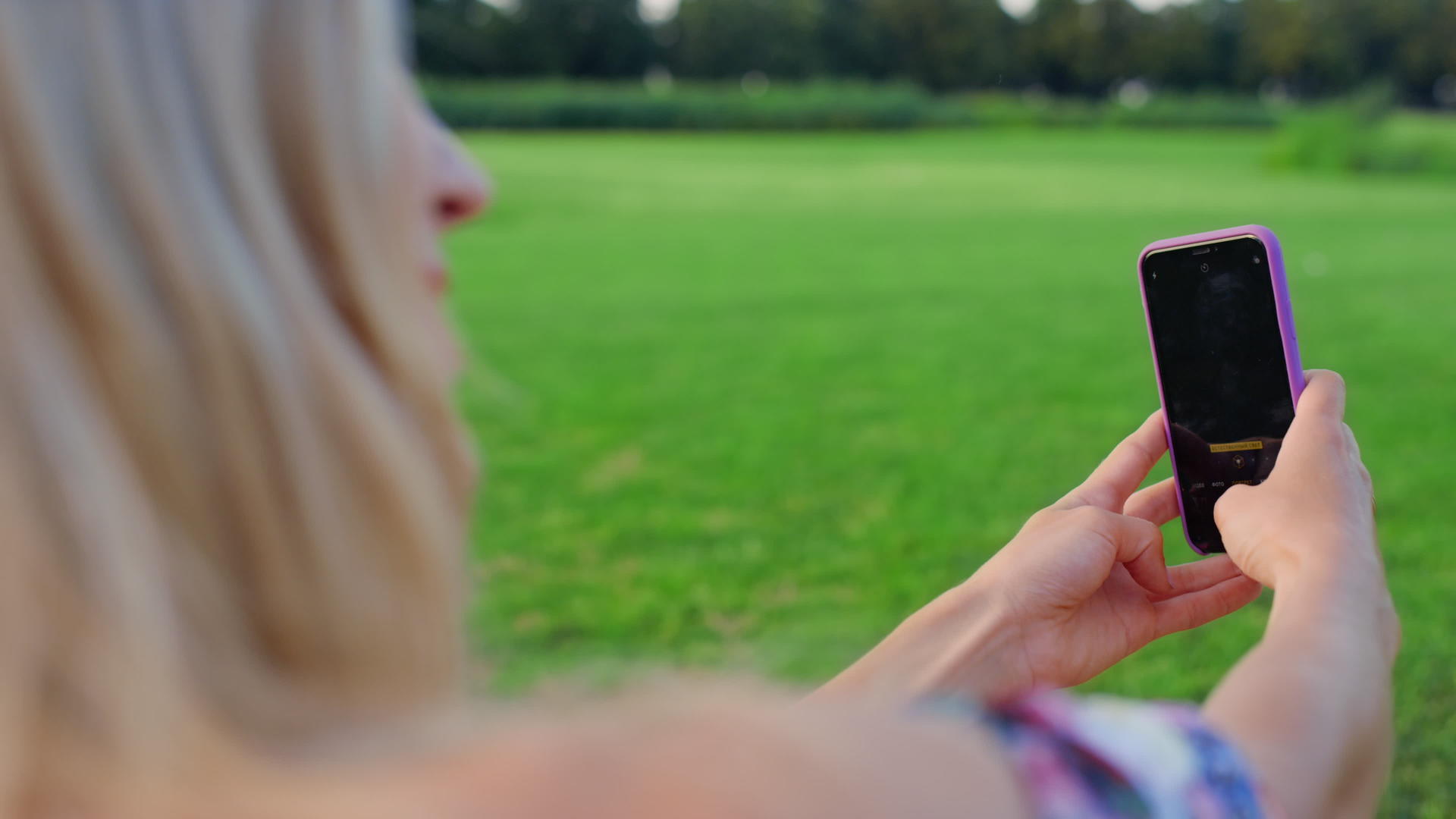 打扮成智能手机的女性近视公园里的家庭自拍视频的预览图