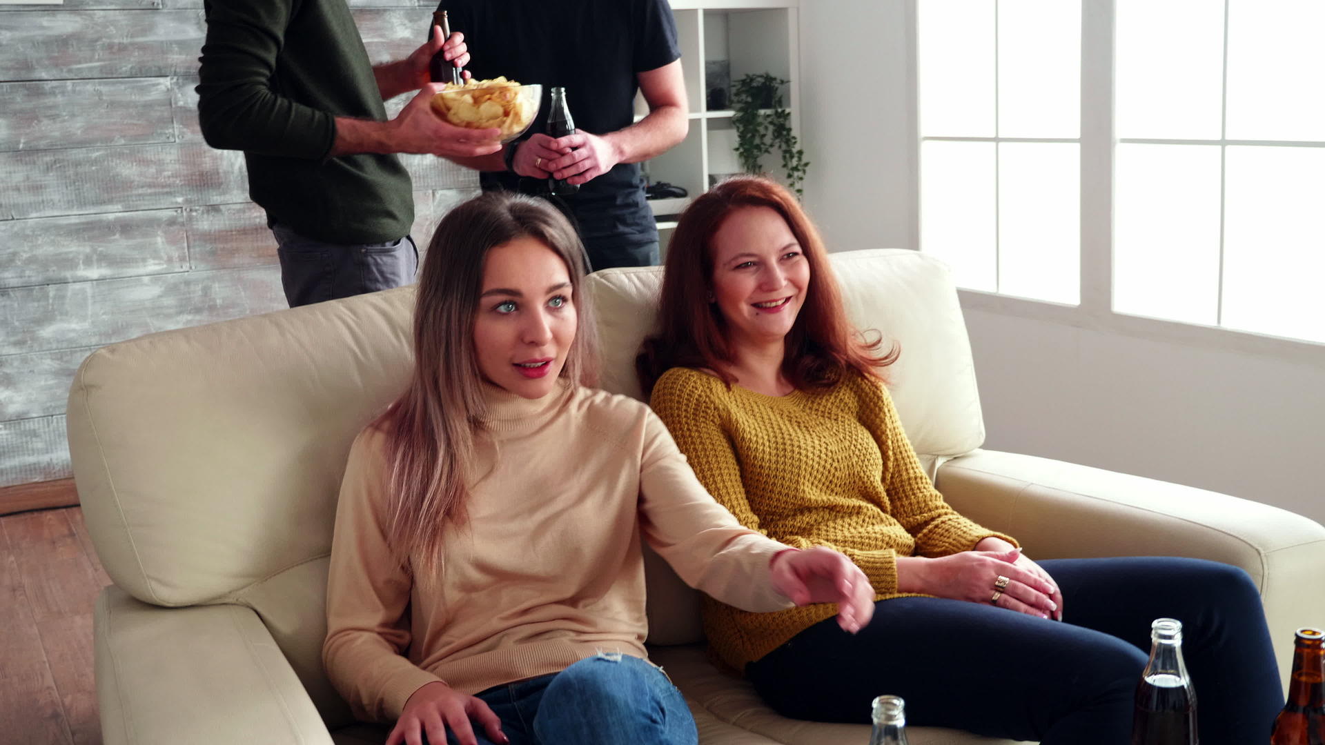 在拍摄过程中年轻女性吃爆米花和喝苏打水被放大视频的预览图