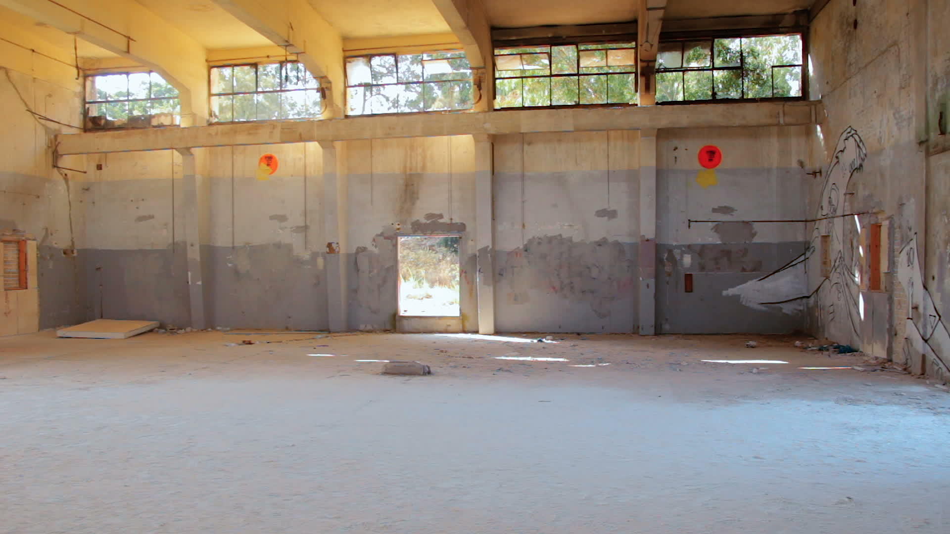 废弃工业仓库内地视频的预览图