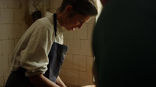 在陶器中与湿泥合作的年轻女性视频的预览图