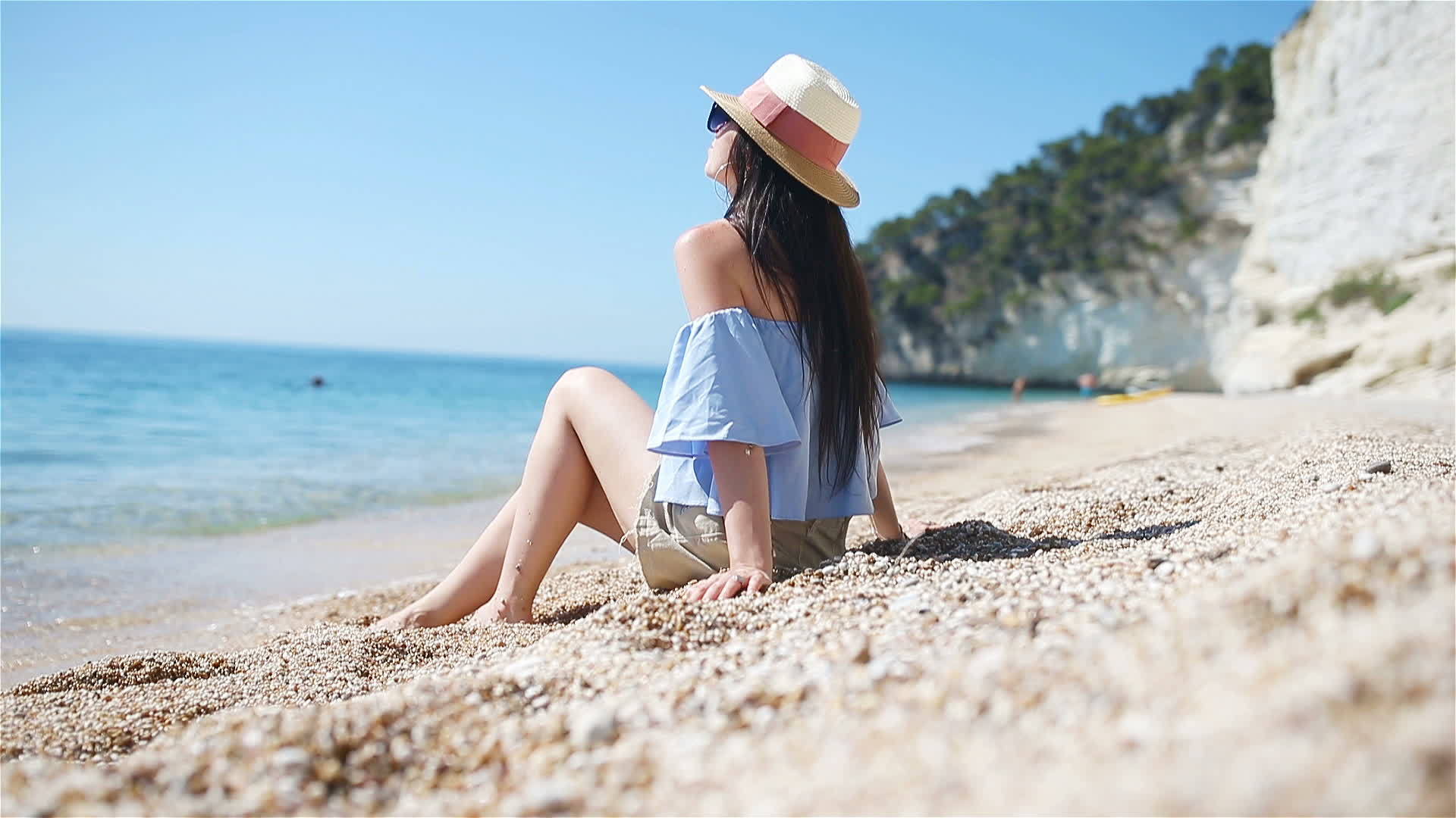 白色沙滩热带海滩上的年轻美女帽子caucasian视频的预览图