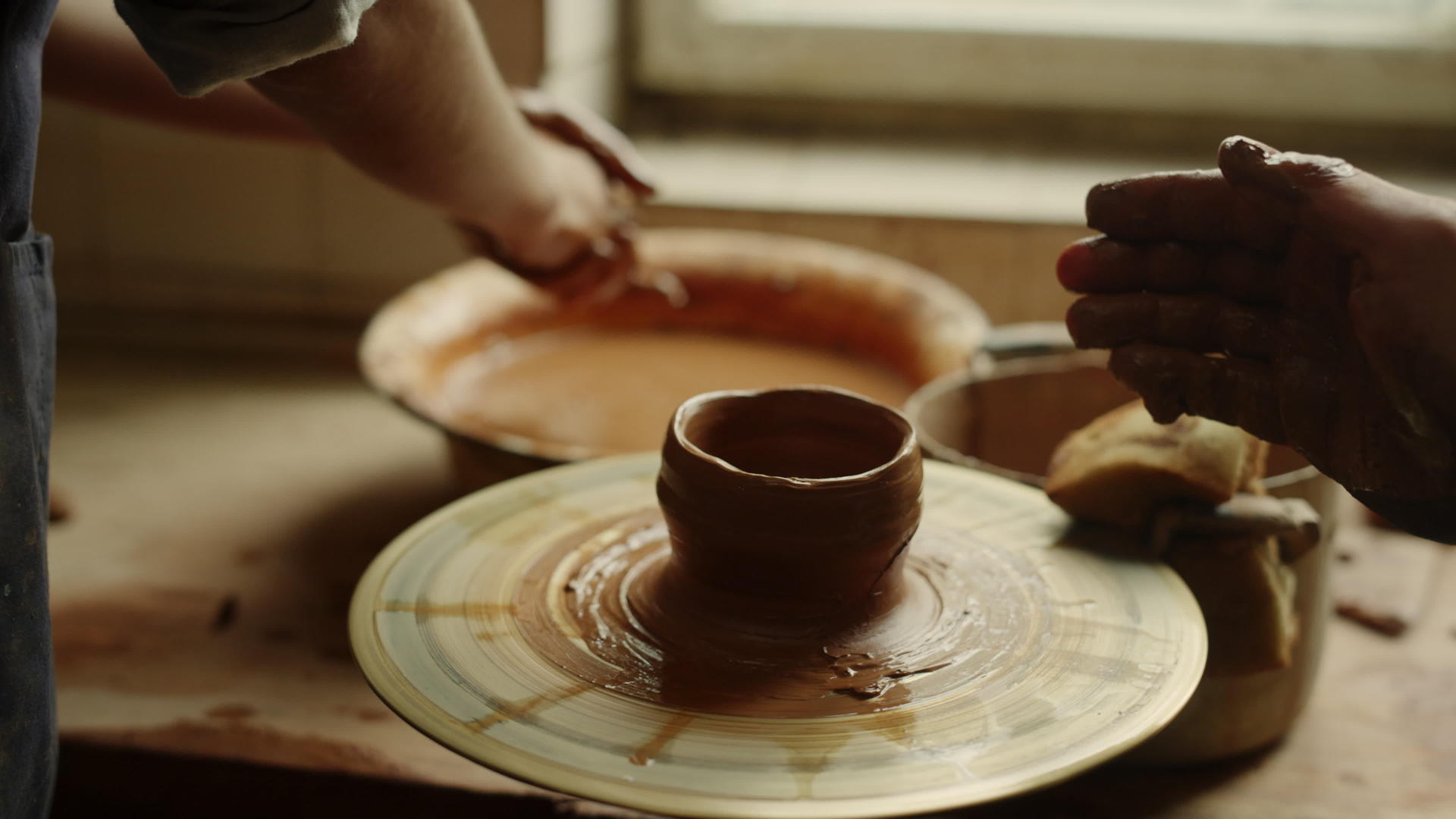 在陶器中雕刻拉坯过程视频的预览图