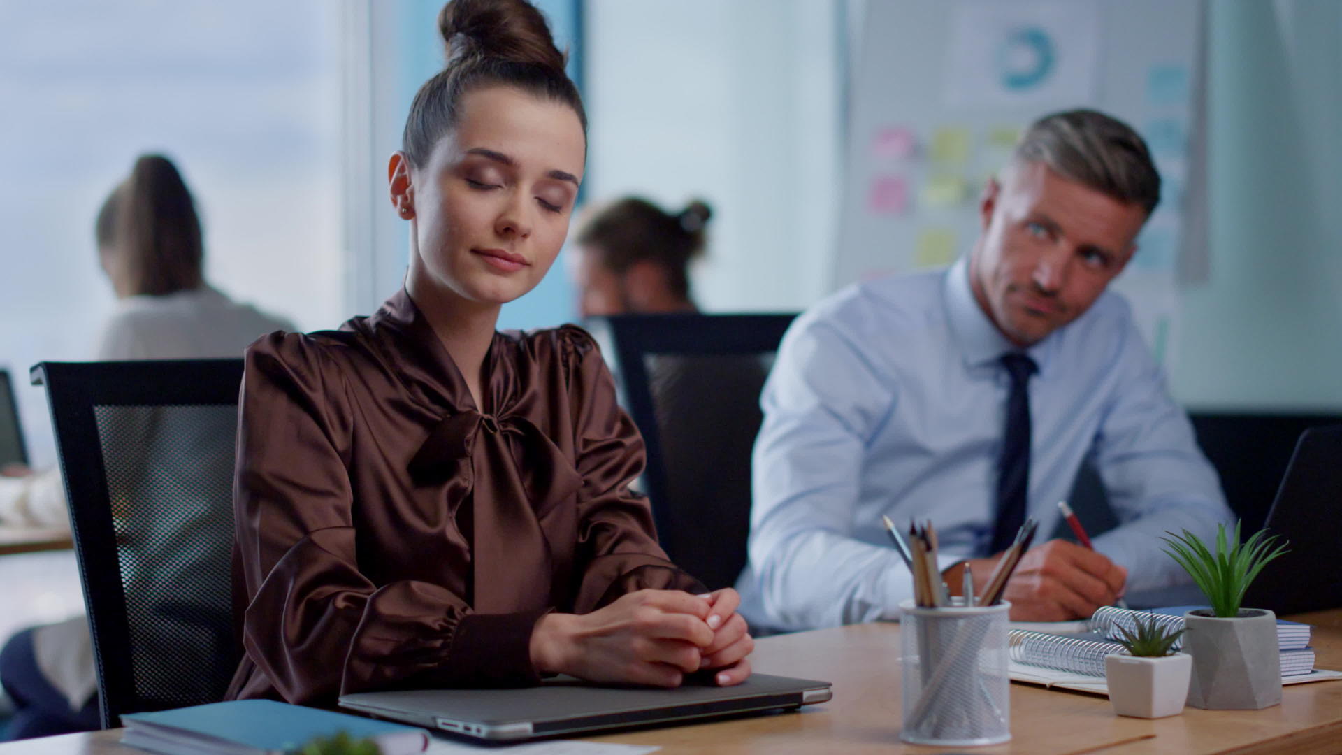 女业女性用笔记本电脑坐在工作场所与同事交谈时心情不好的男人视频的预览图