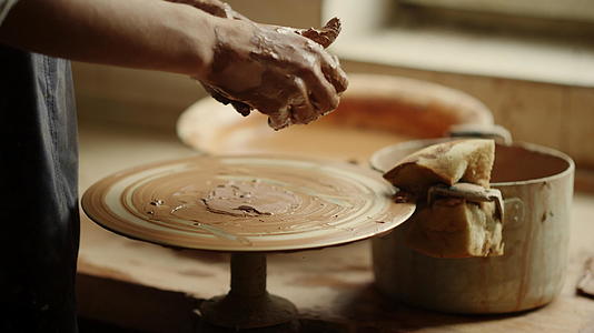 一位不知名的女士正准备用陶器制作产品视频的预览图