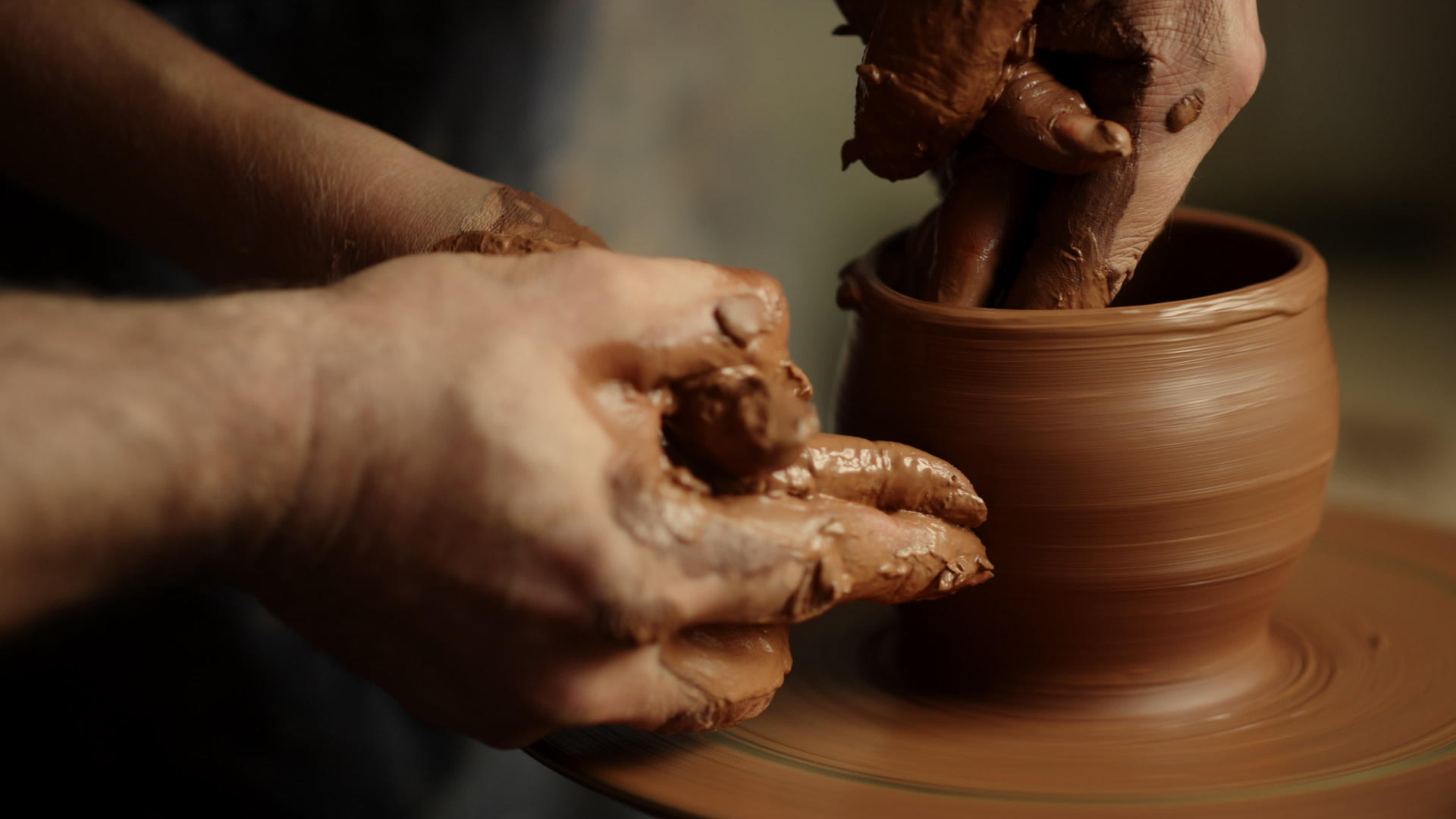 男人和女人用陶器手工制作陶罐视频的预览图