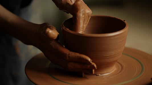 在陶器中制作粘土产品的女孩视频的预览图