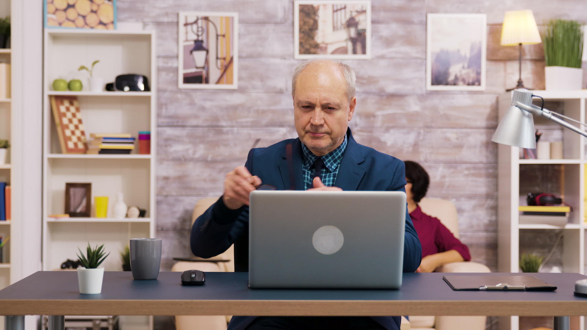 英俊的老人在笔记本电脑上工作时戴眼镜视频的预览图