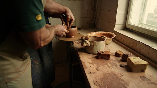 男人教女孩陶瓷工艺品视频的预览图