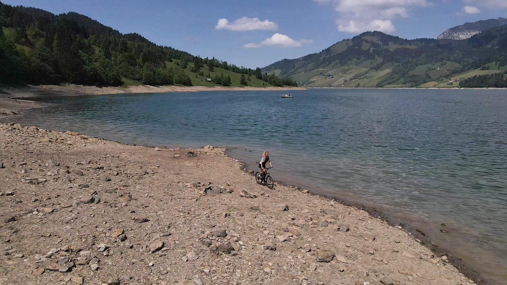 山上骑摩托车的人在湖边兜风视频的预览图