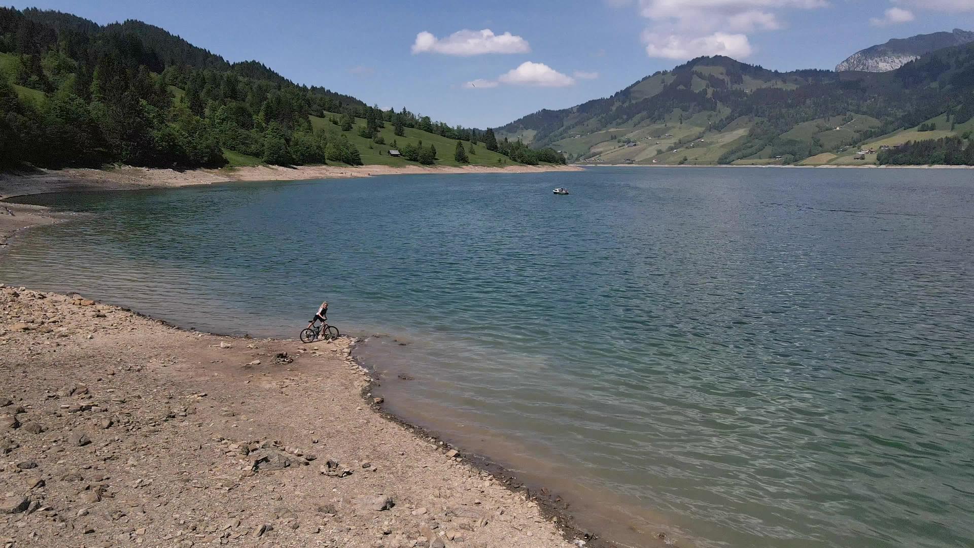 山上骑摩托车的人在湖边兜风视频的预览图