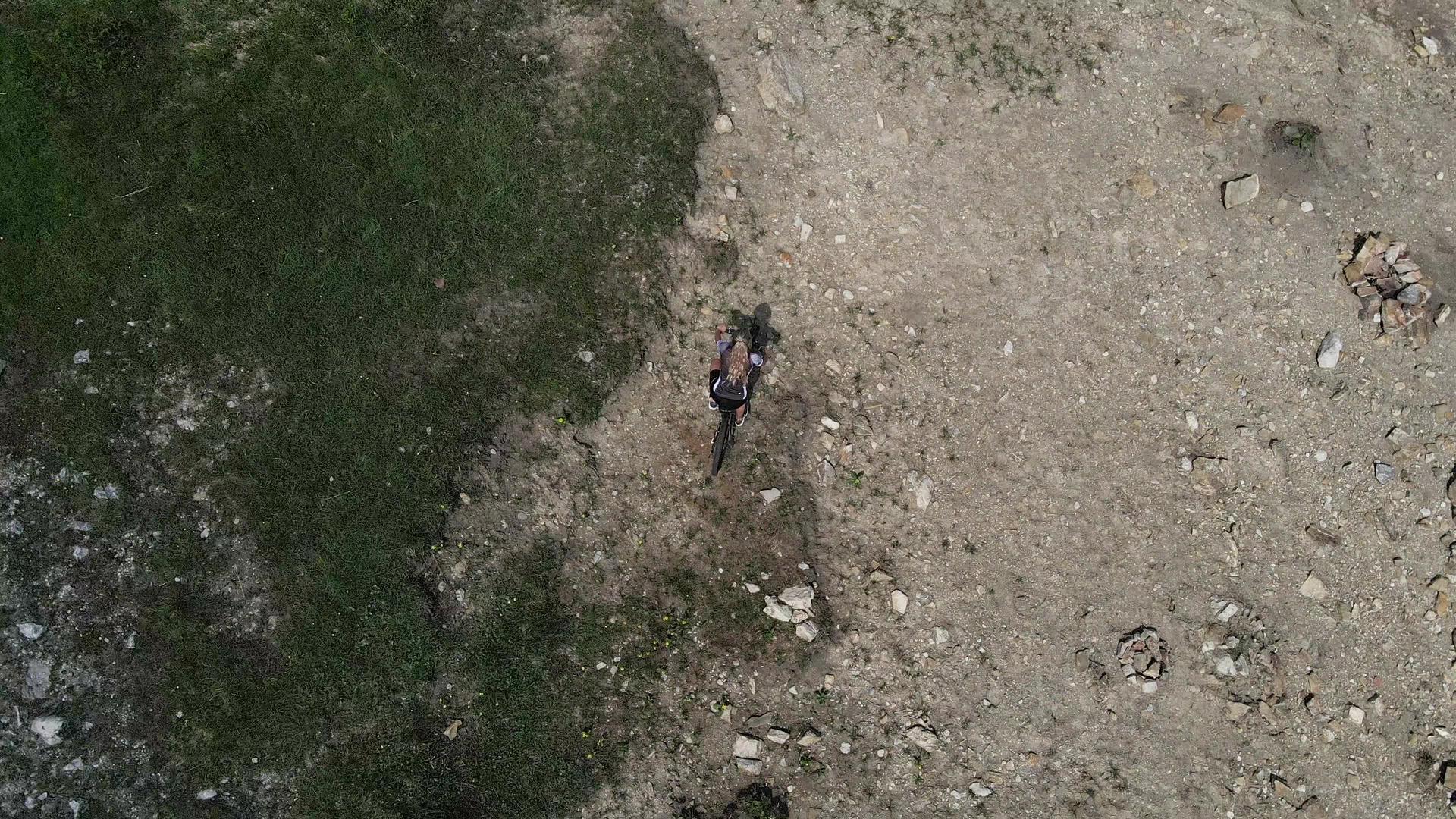 在山上骑摩托车的人在瑞士的岩石海滩上漫步视频的预览图