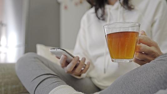 在家照顾享受喝茶阅读电子书视频的预览图