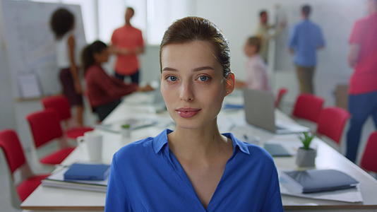 女性经理人人像视频的预览图