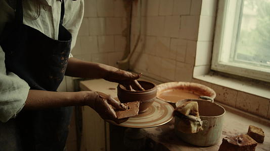 从事湿粘土工作的女性视频的预览图