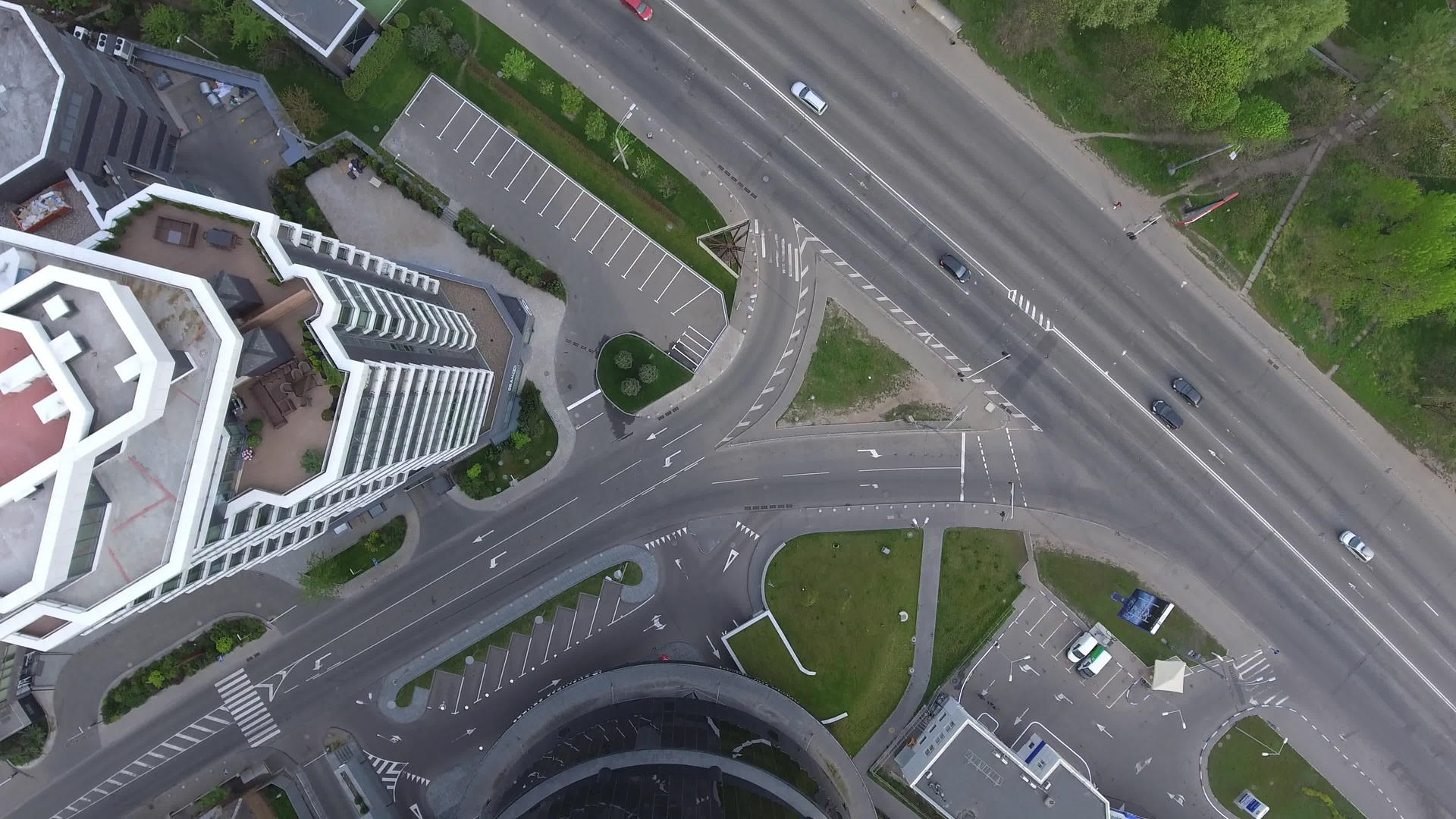 直升机飞越城市盘旋在直升机停机坪上视频的预览图