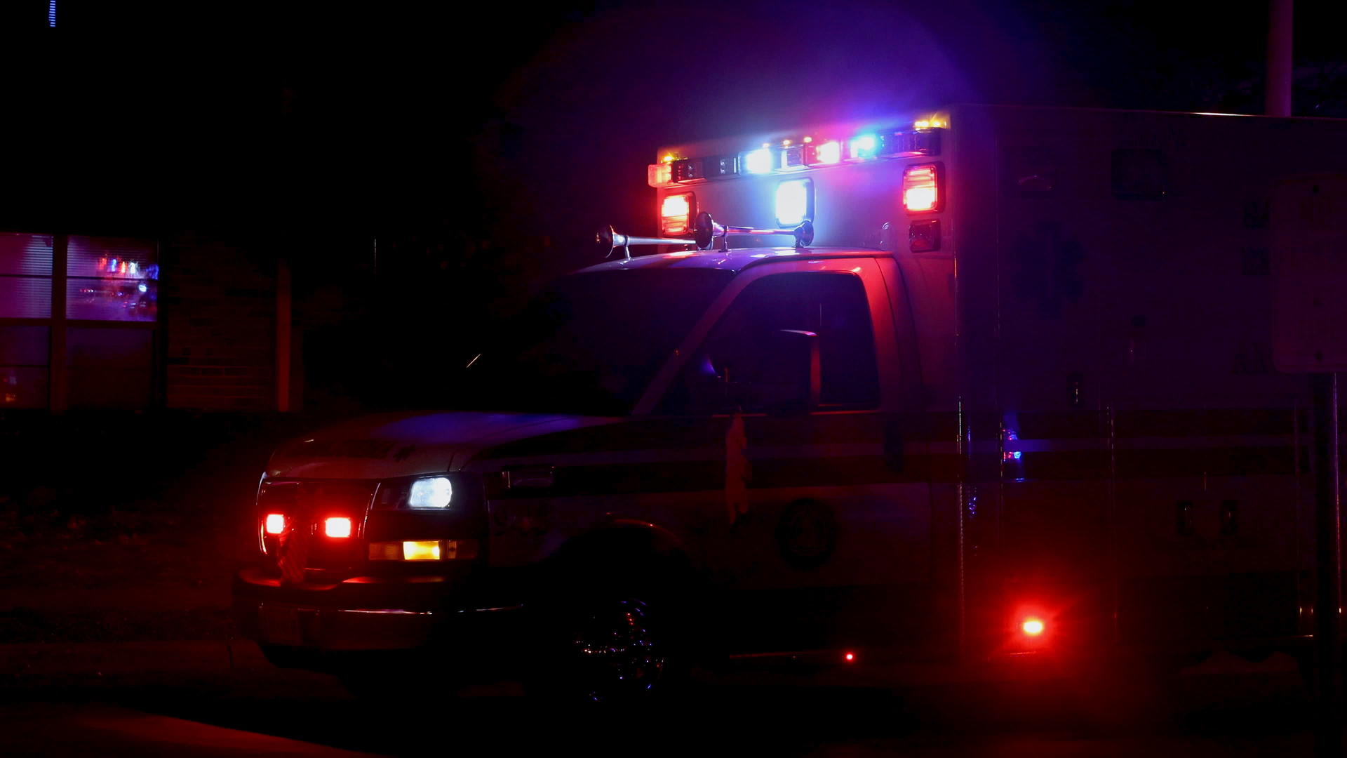 2020年5月2日晚上美国纽约救护车后部闪光灯的视图视频的预览图