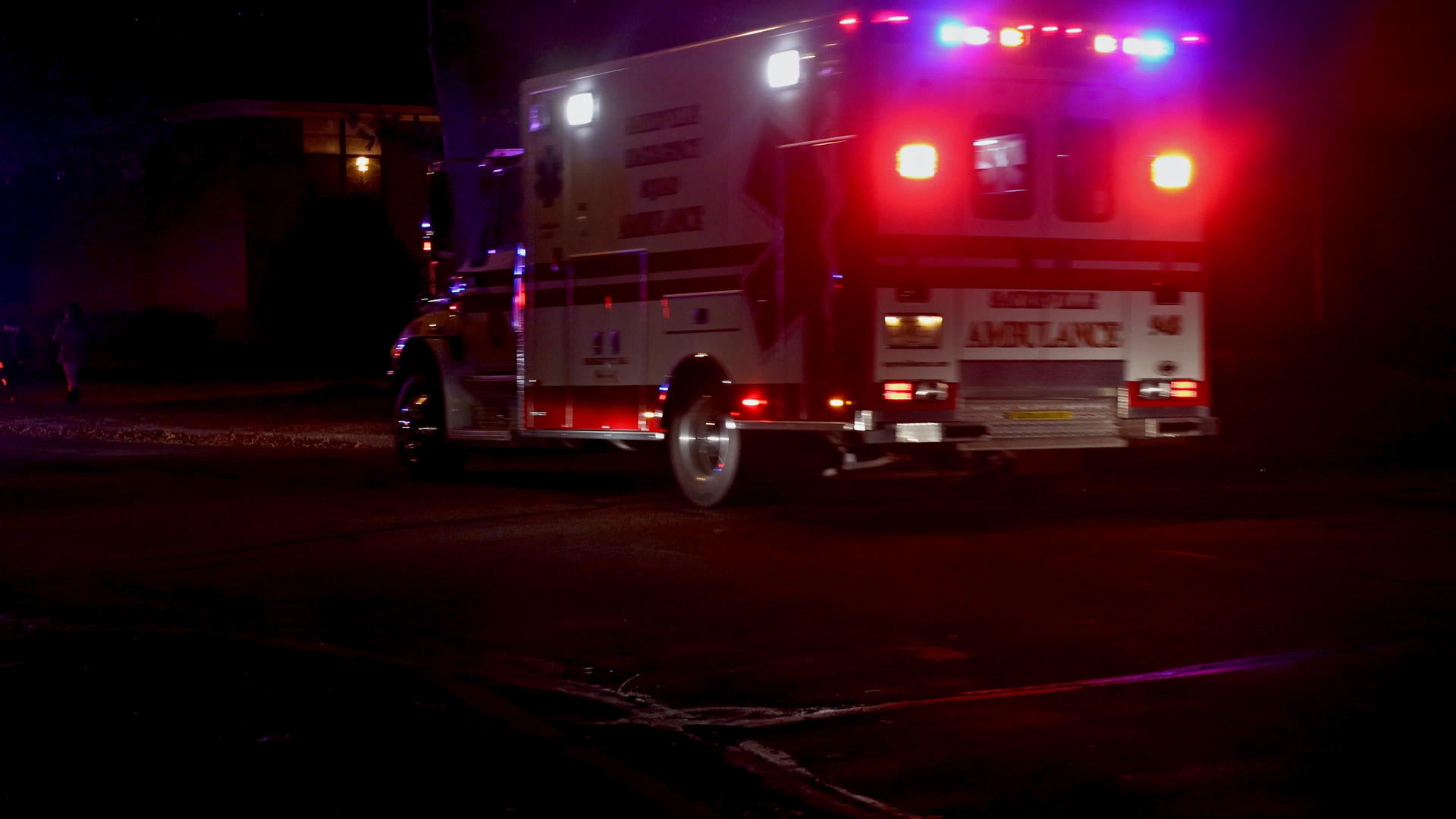 救护车在夜间城市的医护人员中闪烁着灯光视频的预览图