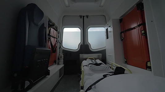 驾驶空中救护车的内部视图视频的预览图