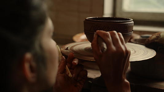 在粘土锅上画装饰品的艺术家视频的预览图