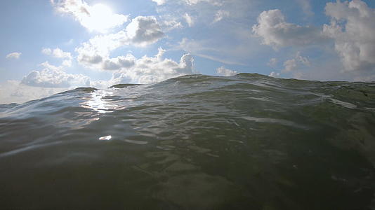 漂浮在编织的瓦特海面上的海浪把他推到了水下视频的预览图