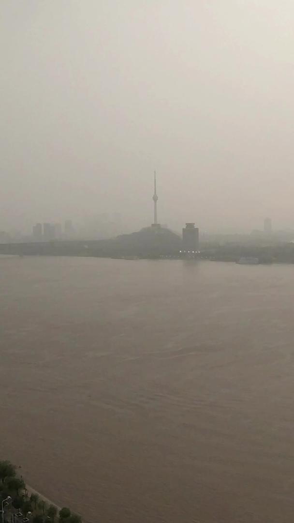 长江高清视频在暴风雨前到来视频的预览图