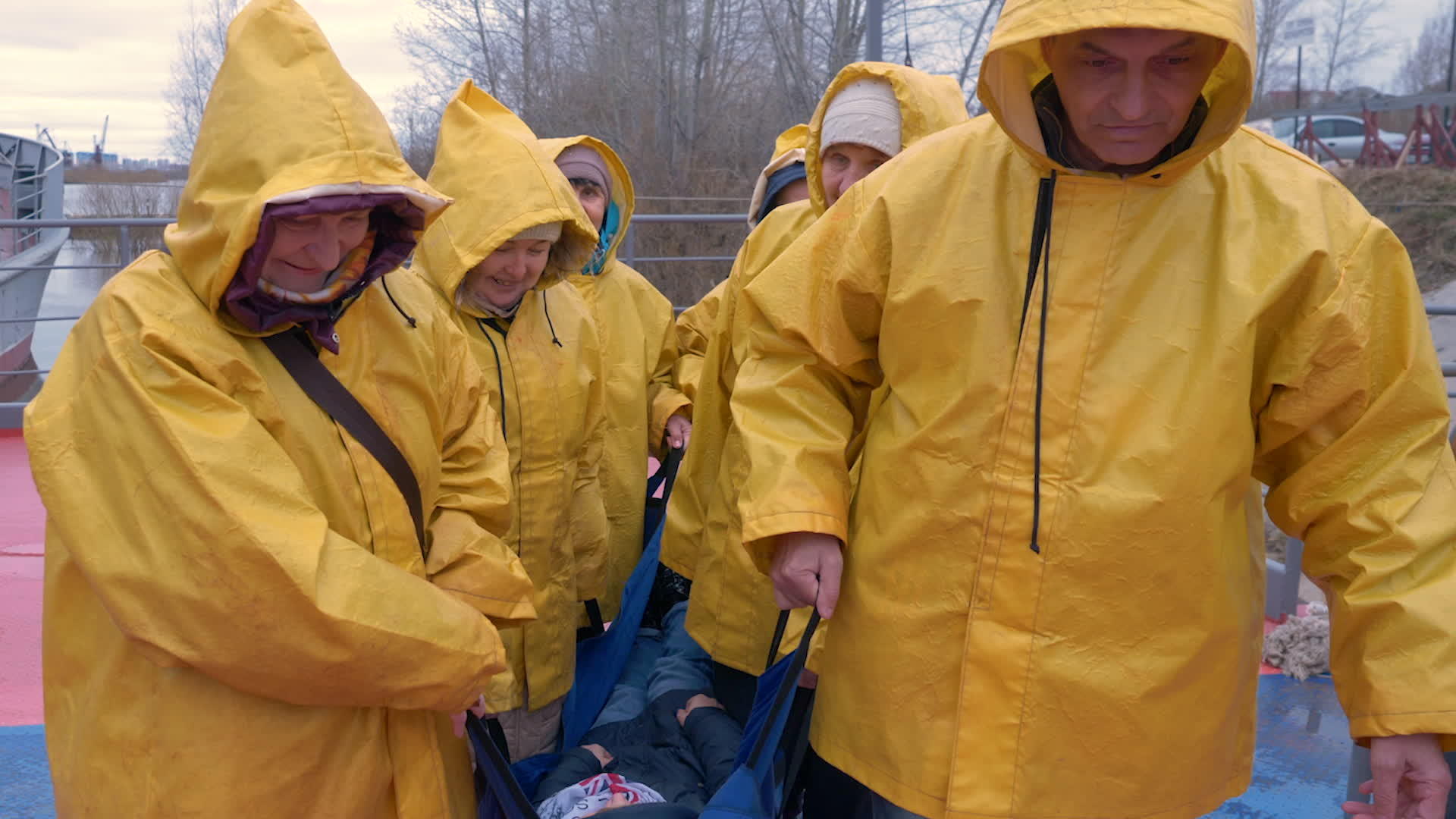 救援人员穿着黄色西装视频的预览图
