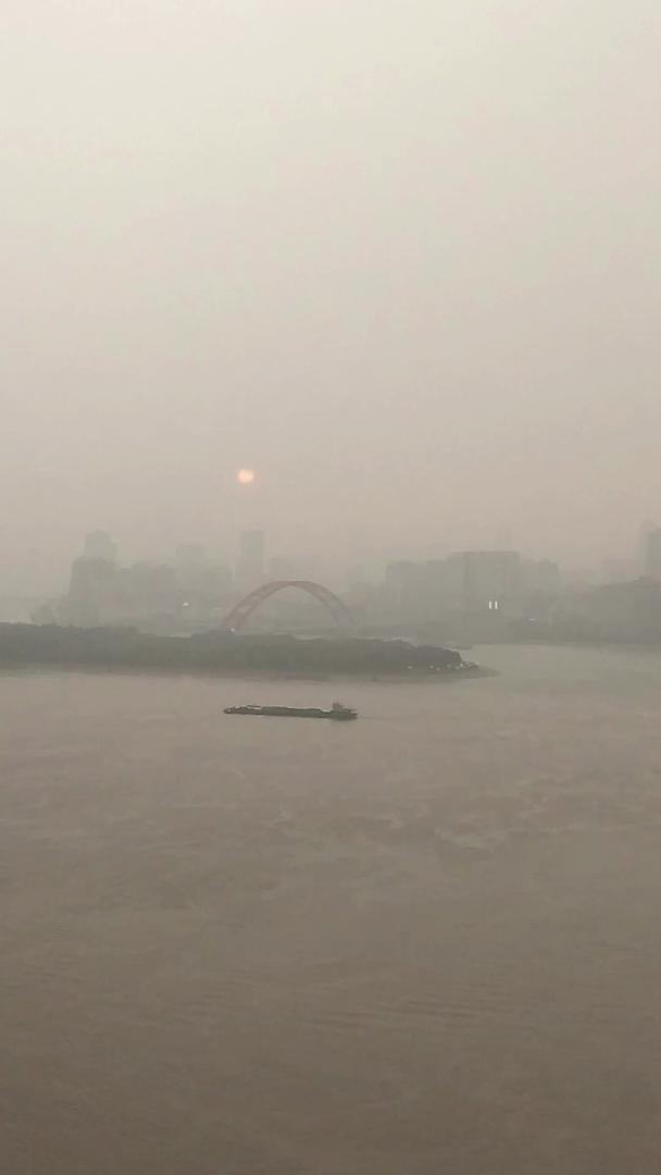 长江高清视频在暴风雨前到来视频的预览图