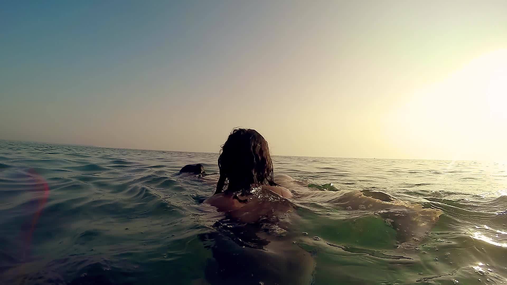 女孩在日落时避免溺水视频的预览图
