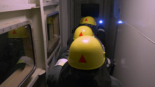 黑暗隧道救援行动保护服和黄头盔后视镜残留物视频的预览图