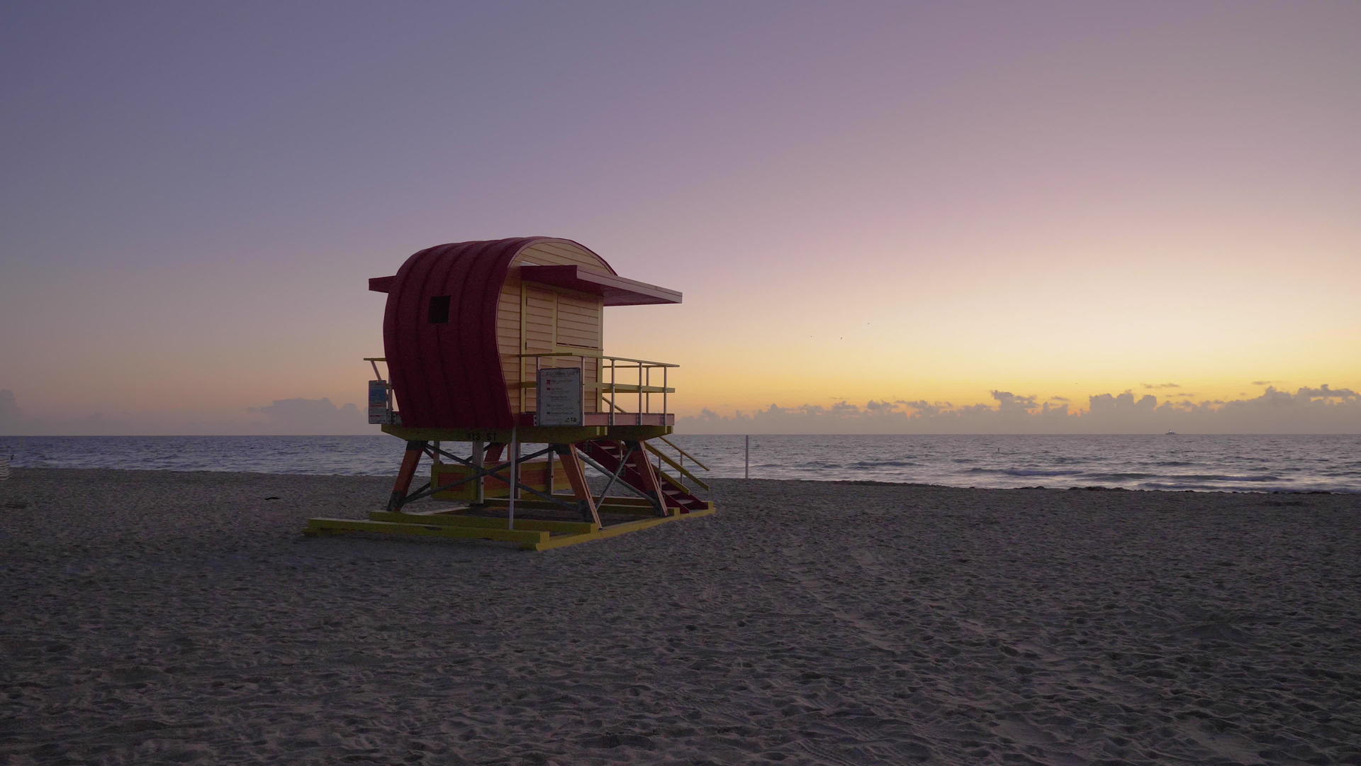 日出时美国联合州的迈阿密海滩救生塔视频的预览图