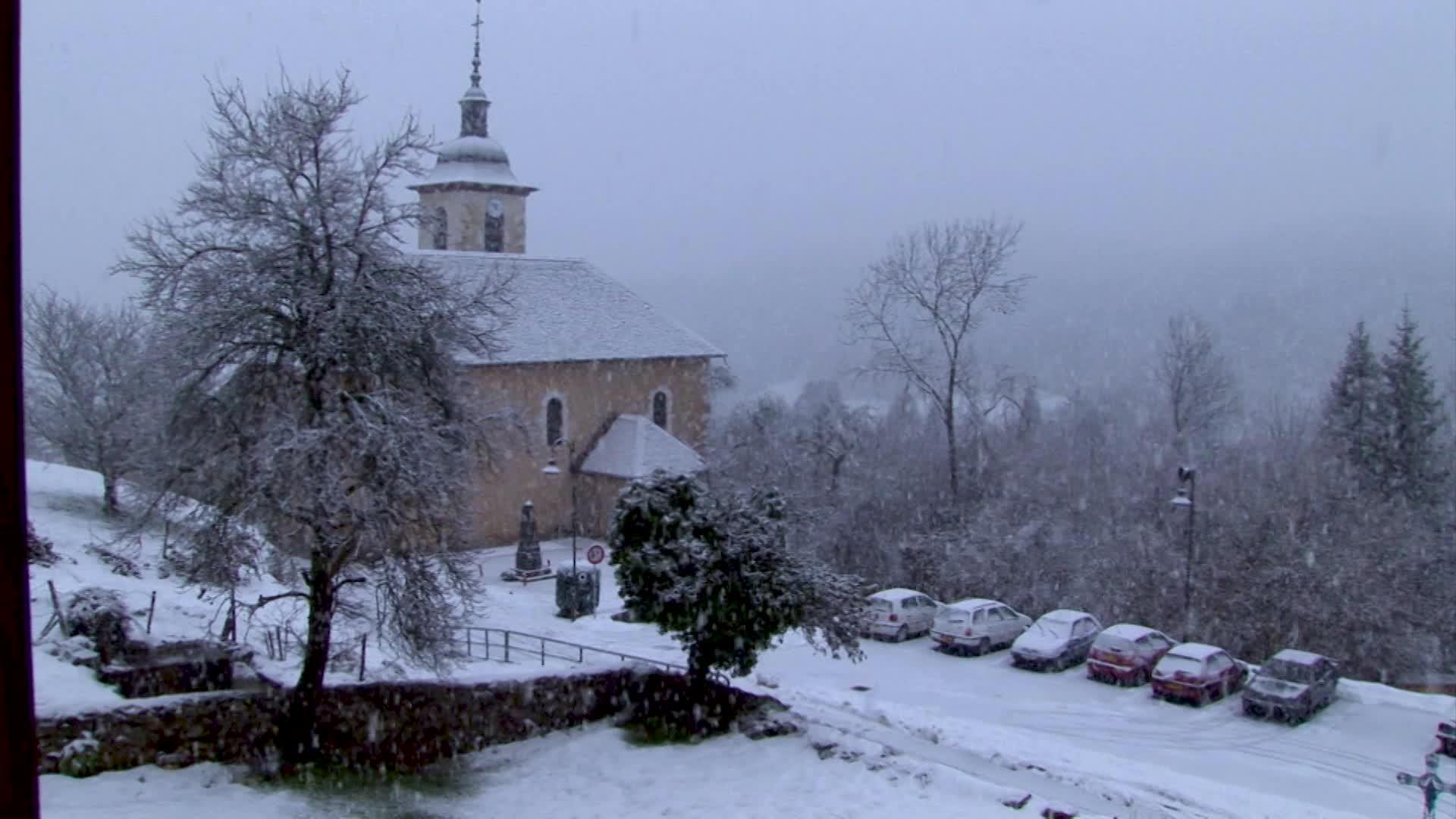 法国小教堂在雪地里视频的预览图