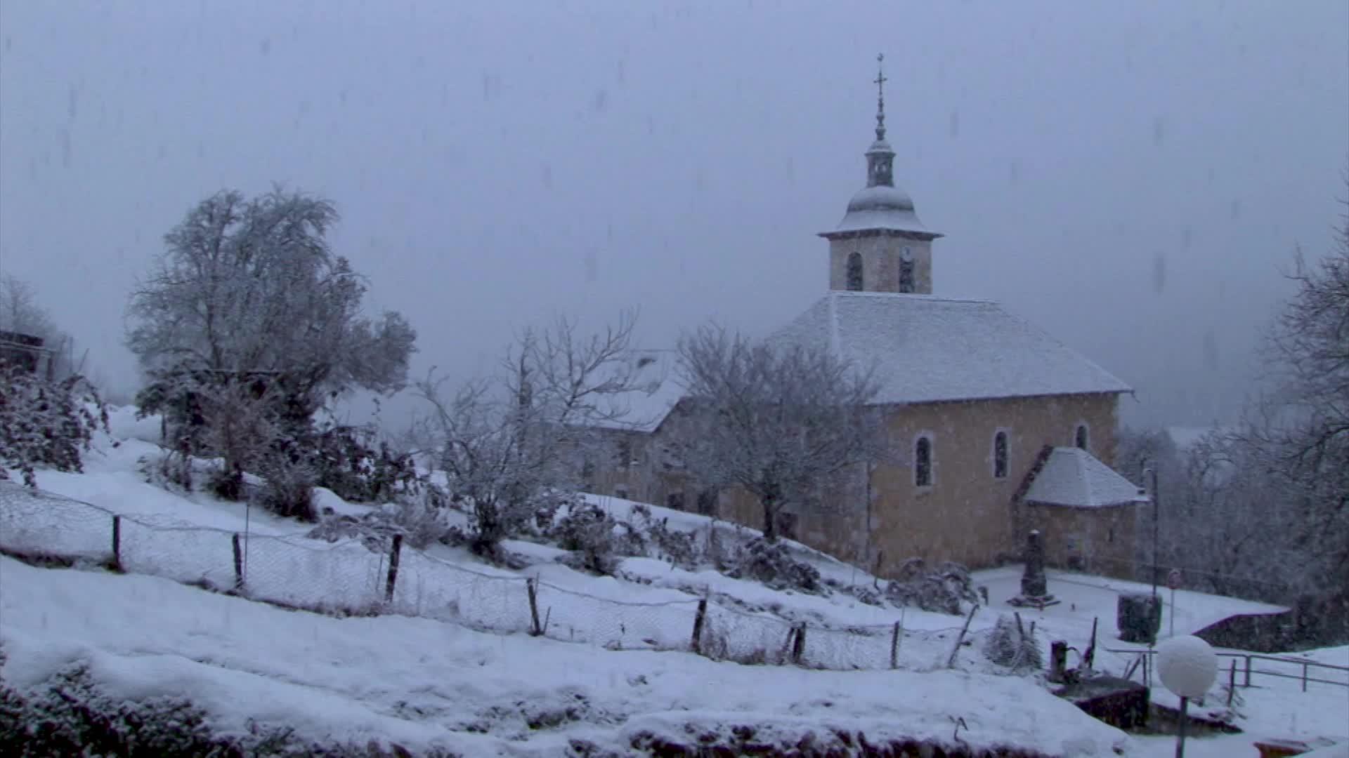 法国小教堂在雪地里视频的预览图