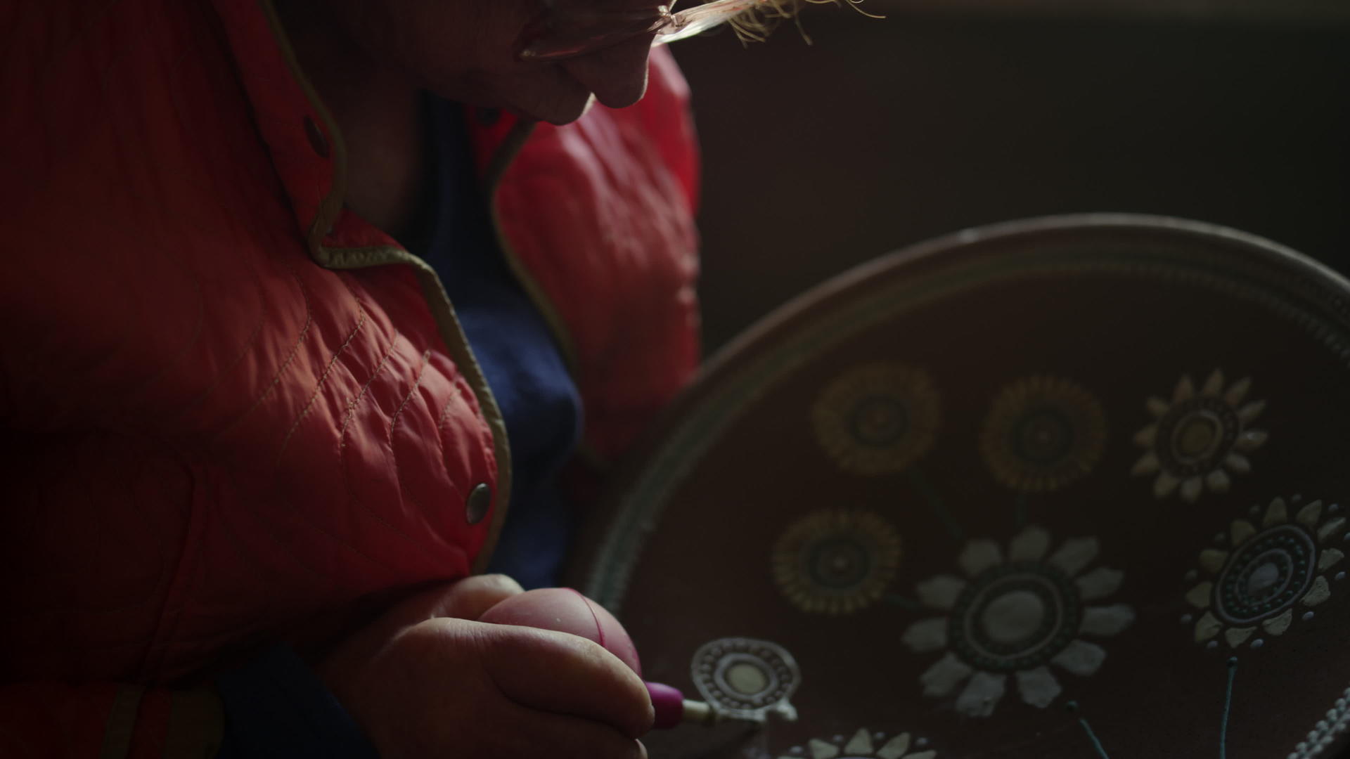 重点女性在陶器中装饰粘土产品视频的预览图