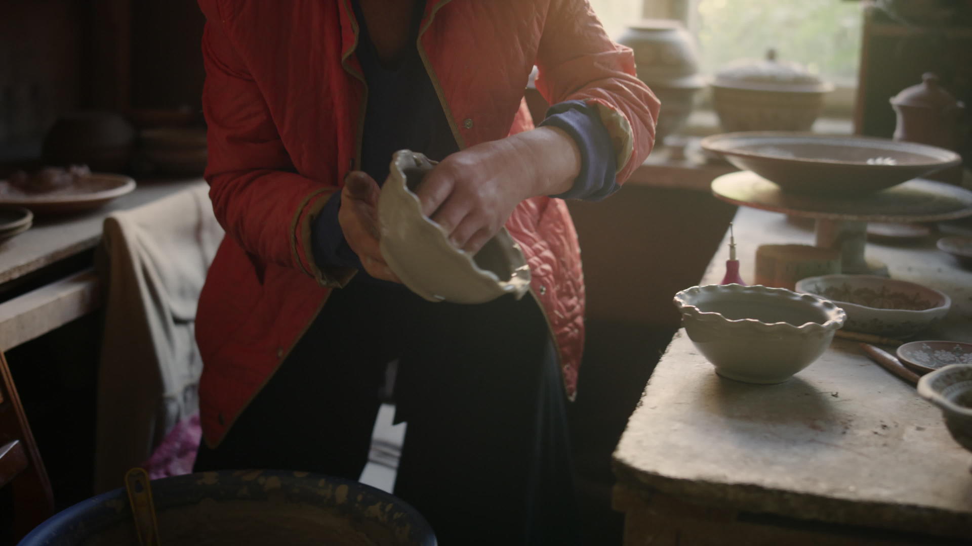 女士在烘干陶瓷视频的预览图