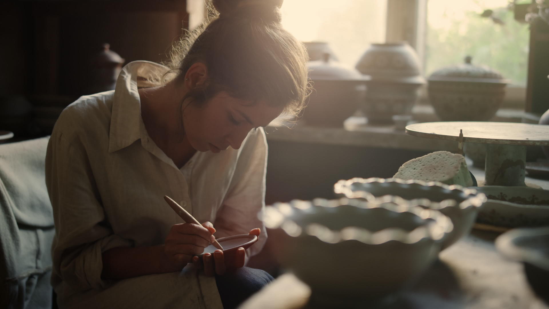 美丽的女人在陶器产品上做装饰视频的预览图
