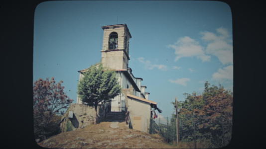 有钟楼的教堂视频的预览图