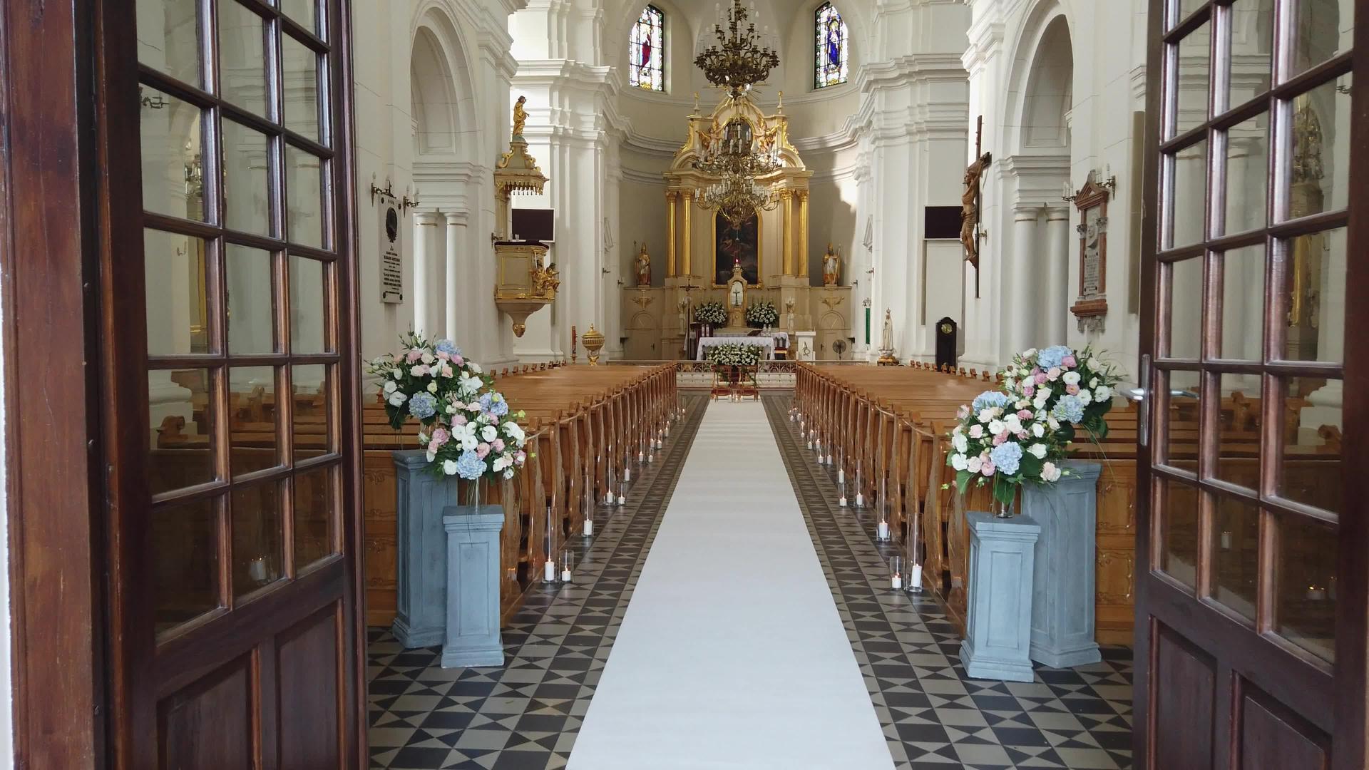 进入天主教教堂的入口视频的预览图