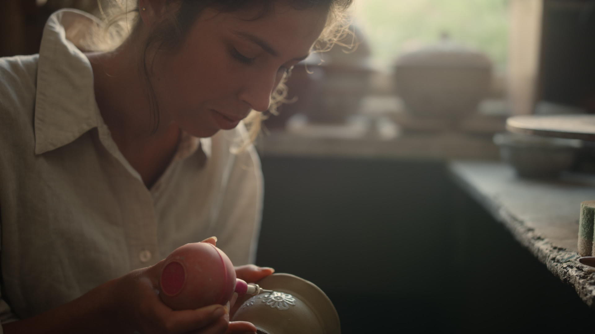 手工制作陶器的女士视频的预览图