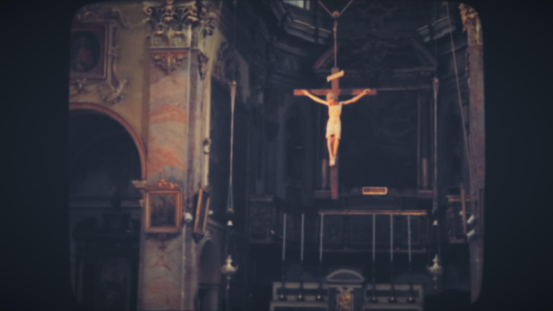 耶稣基督在天主教教堂的十字架上视频的预览图