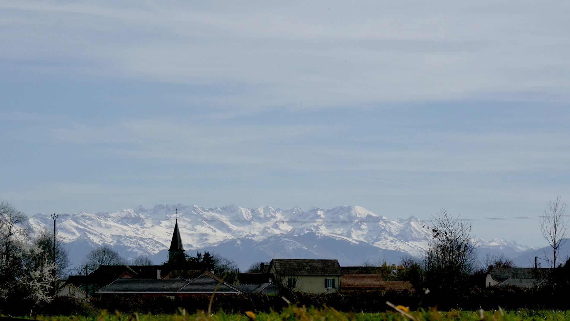 比利牛山脉的农村教会和山地背景视频的预览图
