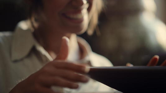 快乐的女人在陶器里做粘土板视频的预览图