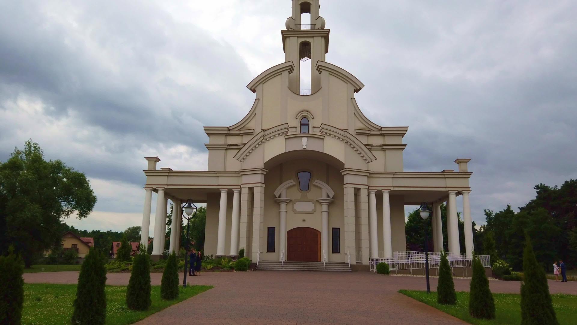 天主教堂建在阴云的一天视频的预览图