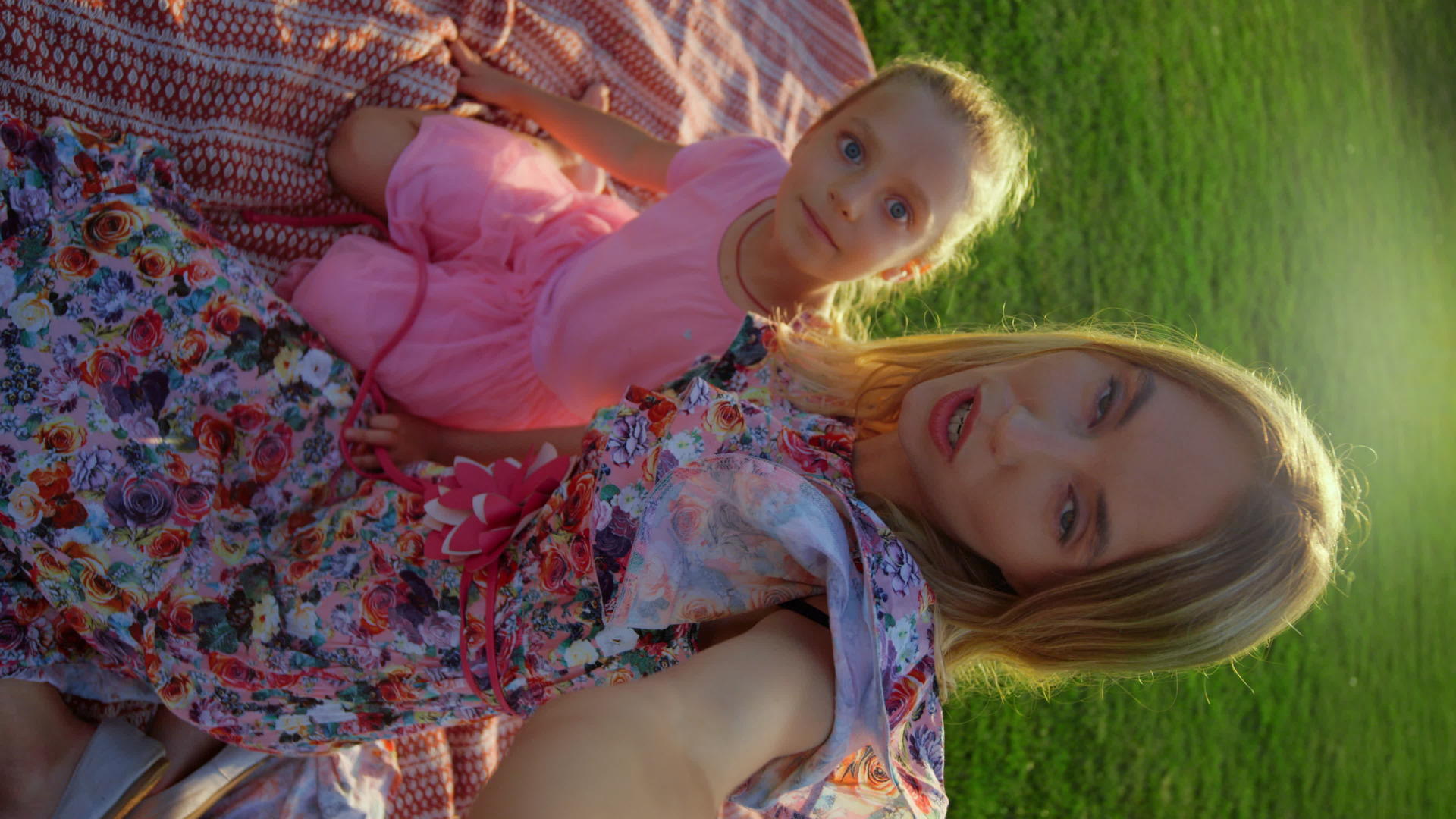【垂直视频待定】女儿和妈妈在公园打视频电话视频的预览图