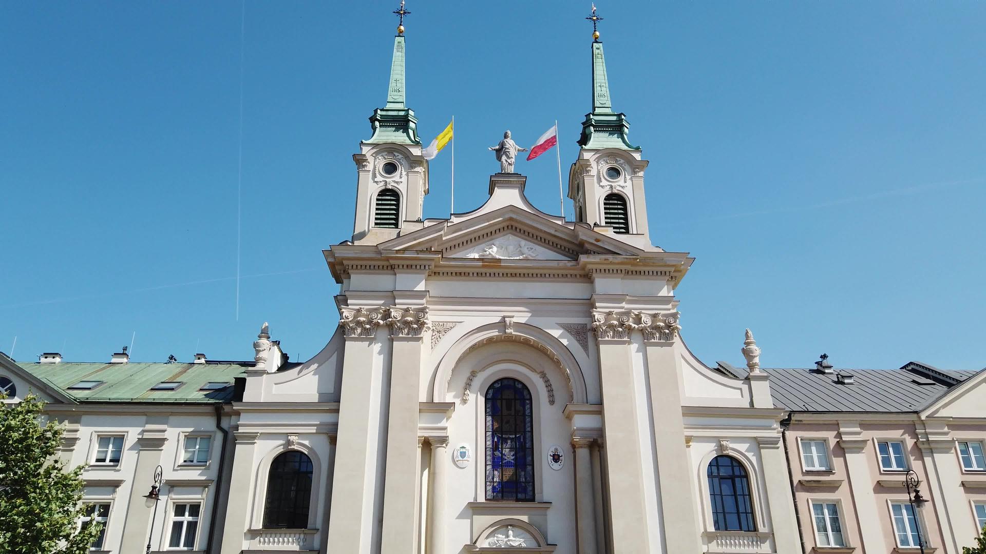 在阳光明媚的一天天主教教堂的屋顶上挂着抛光旗视频的预览图