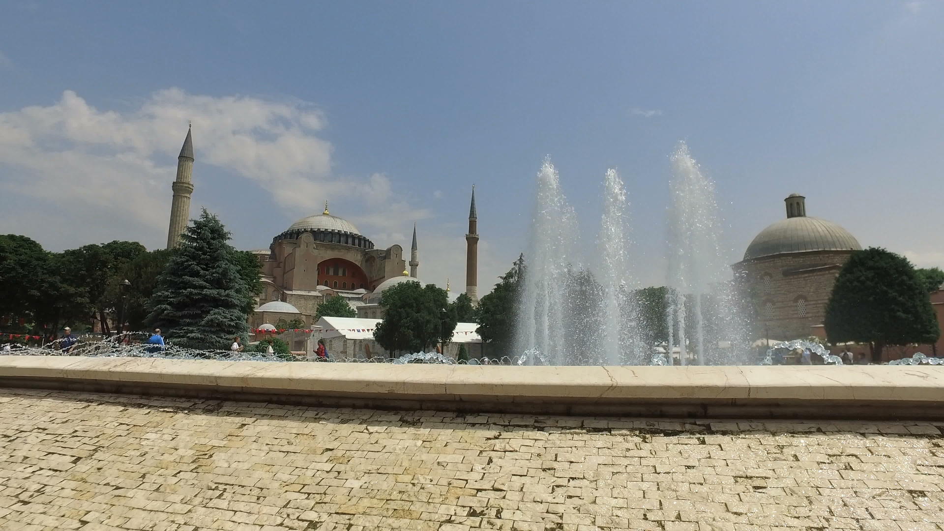 在一个美丽的夏天伊斯坦布尔岛和喷泉视频的预览图